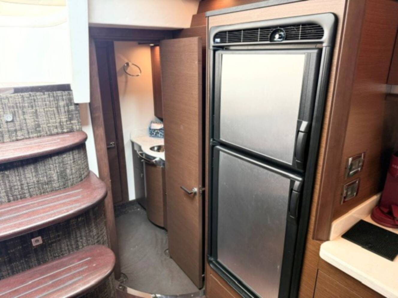 A photo of this 2012 Sea Ray 500 DA