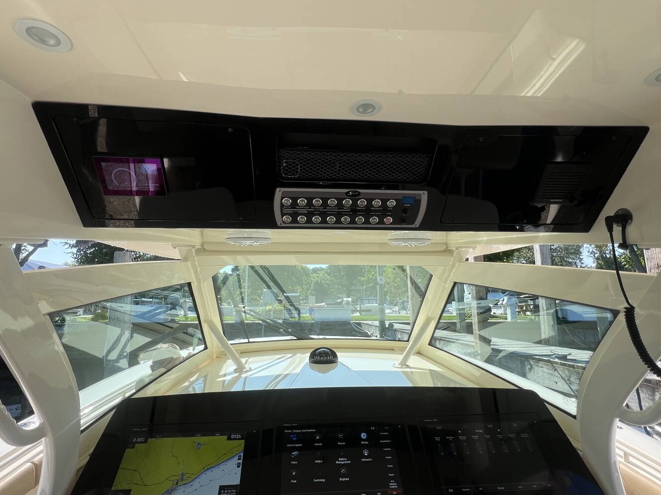 A photo of this 2020 Scout Boats 380 LXF