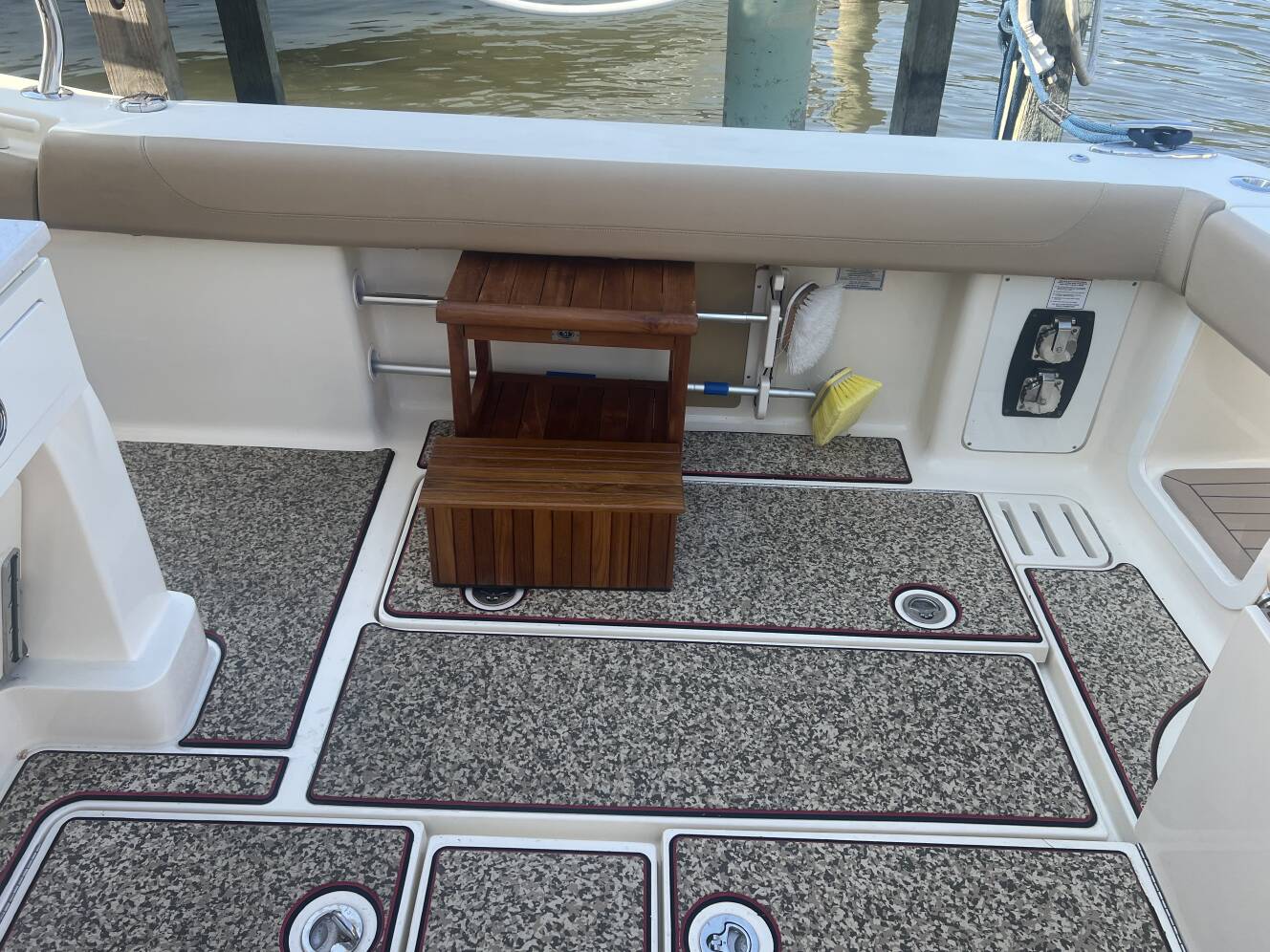A photo of this 2020 Scout Boats 380 LXF