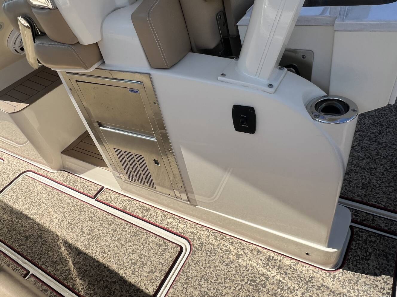 A photo of this 2020 Scout Boats 380 LXF