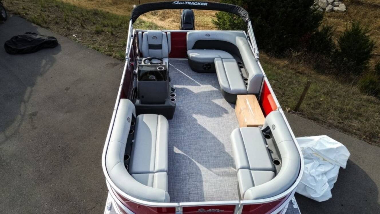 A photo of this 2026 Sun Tracker Party Barge® 16 DLX