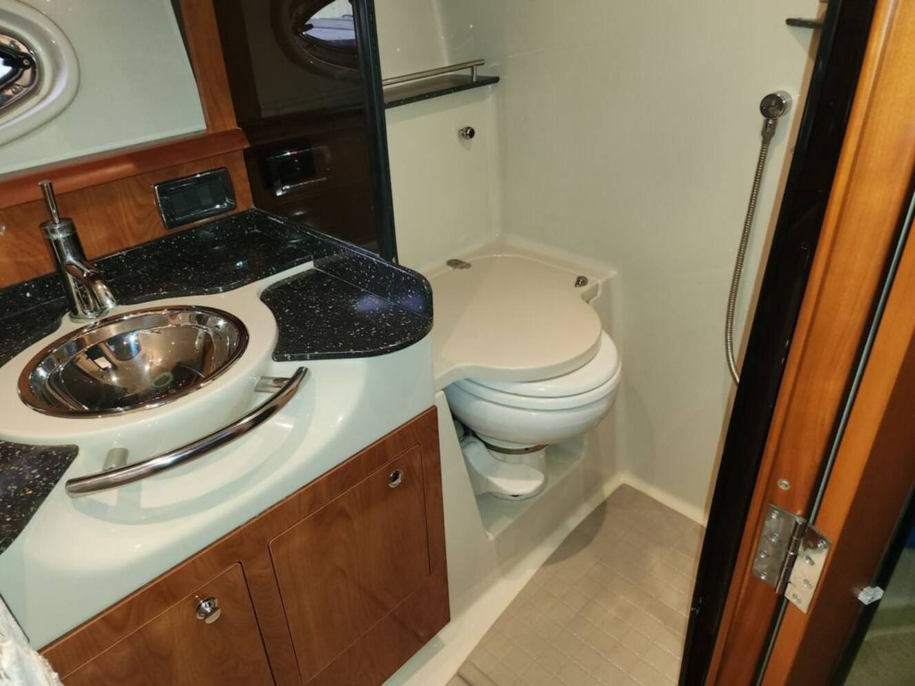A photo of this 2007 Four Winns 358 Vista
