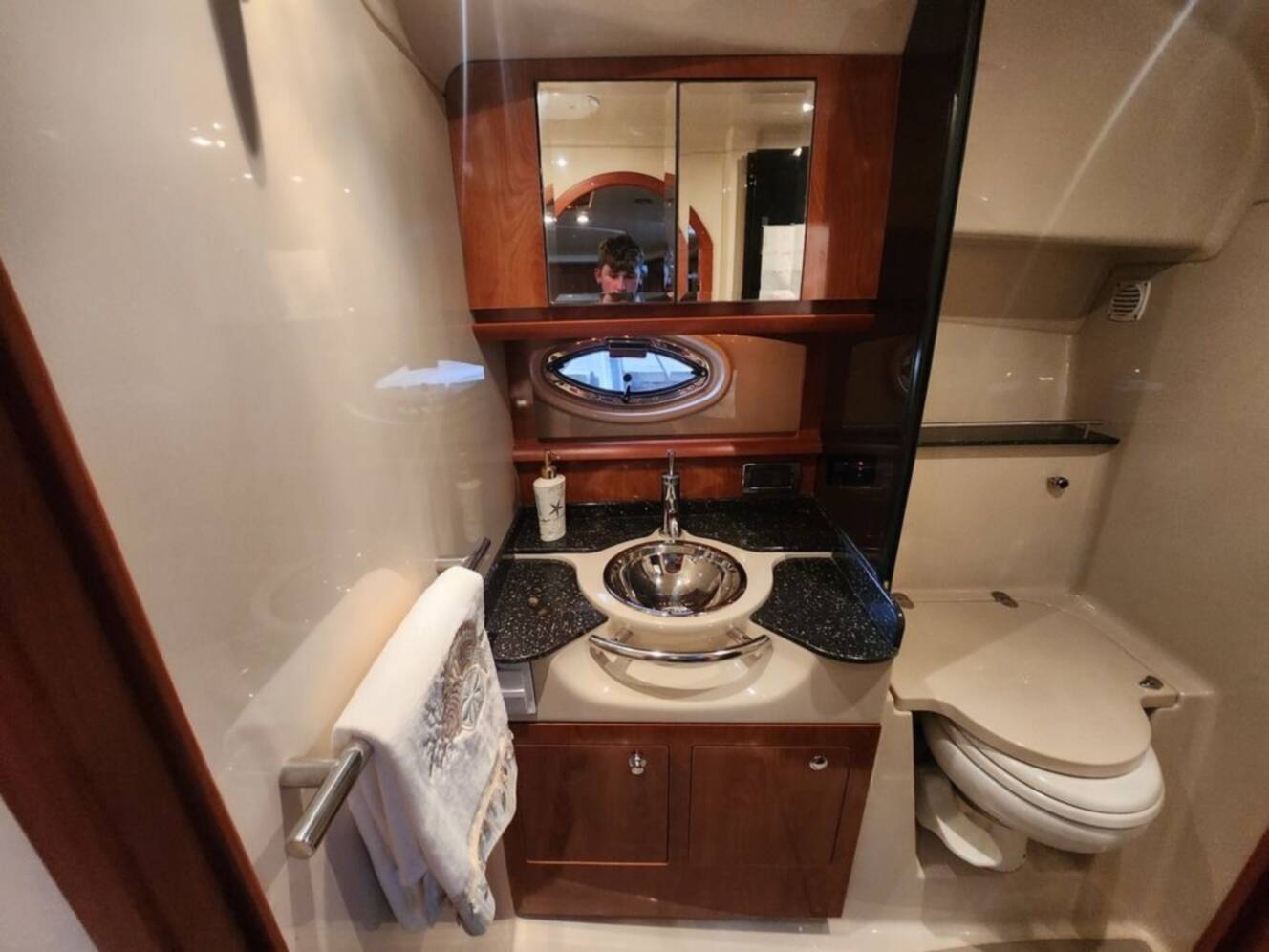 A photo of this 2007 Four Winns 358 Vista