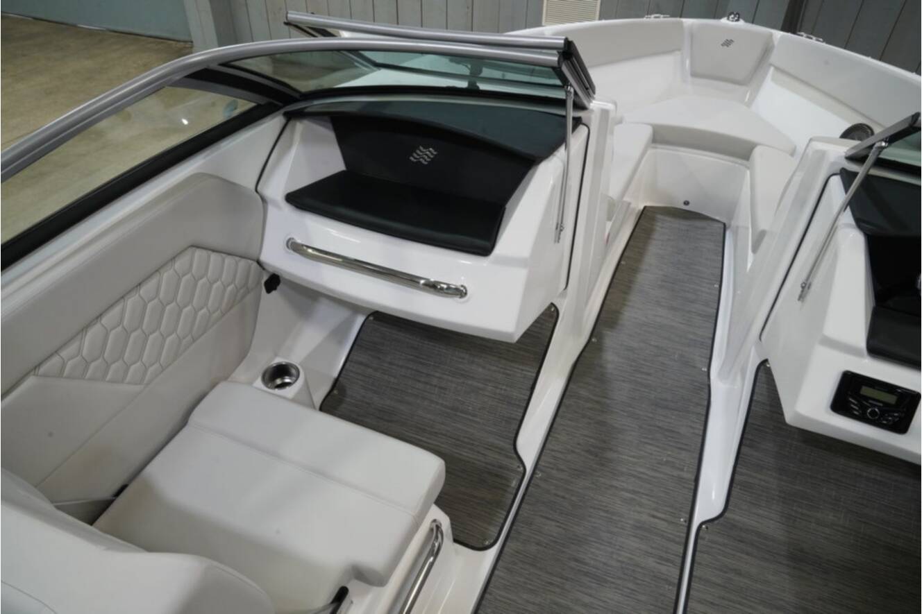 A photo of this 2026 Four Winns H1 Freedom