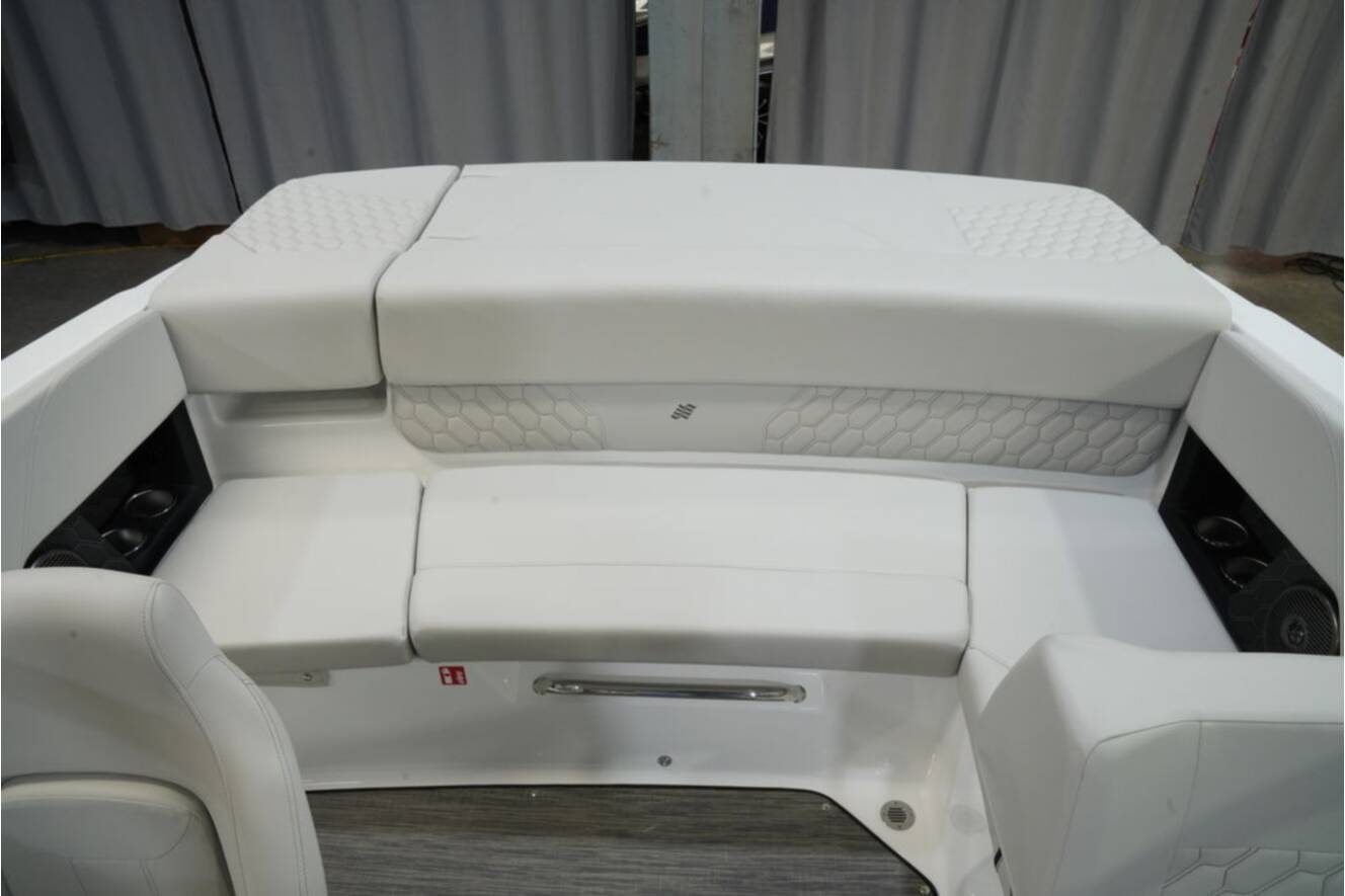 A photo of this 2026 Four Winns H1 Freedom