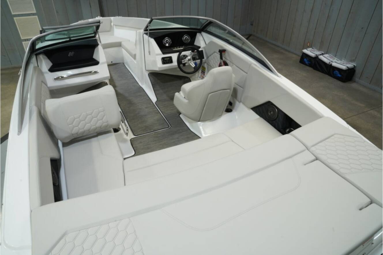 A photo of this 2026 Four Winns H1 Freedom