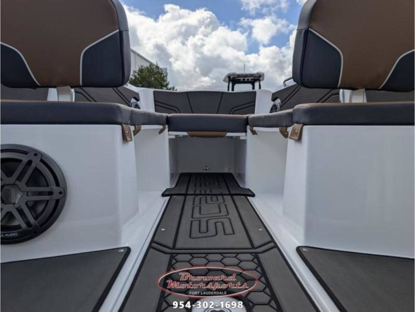 A photo of this 2026 Scarab 255 Open LX