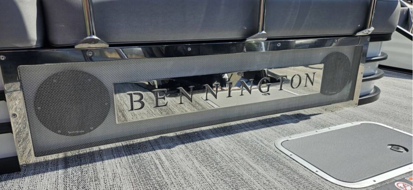 A photo of this 2026 Bennington L Swingback 24 LSB