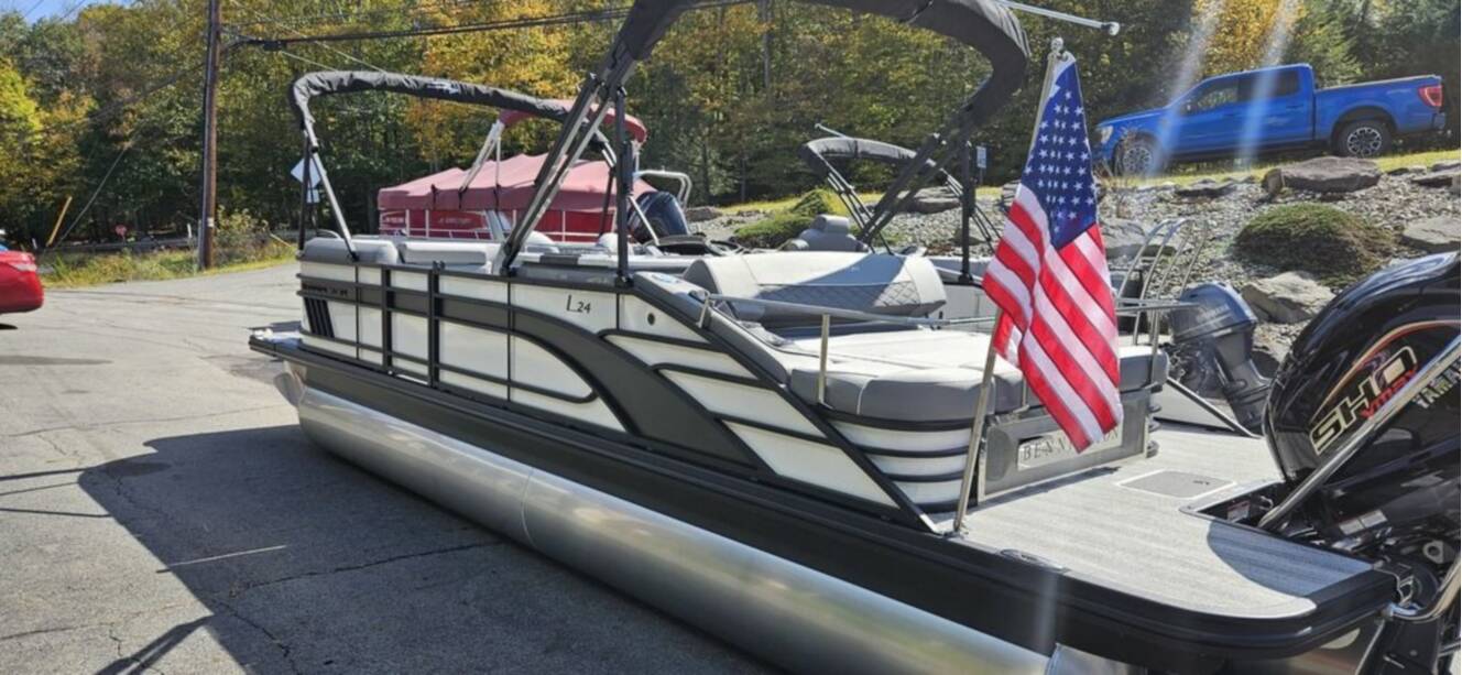 A photo of this 2026 Bennington L Swingback 24 LSB