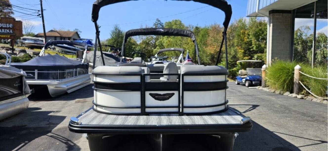 A photo of this 2026 Bennington L Swingback 24 LSB