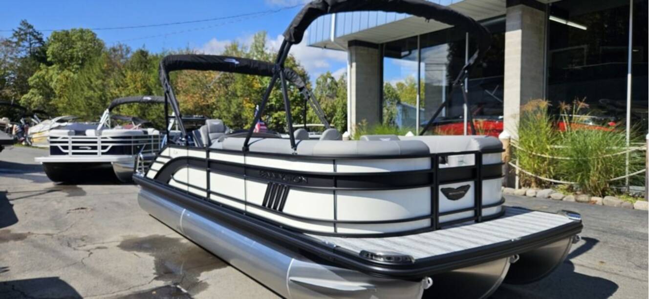 A photo of this 2026 Bennington L Swingback 24 LSB