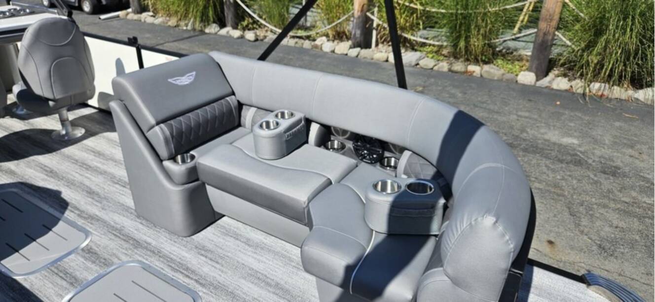 A photo of this 2026 Bennington L Swingback 24 LSB