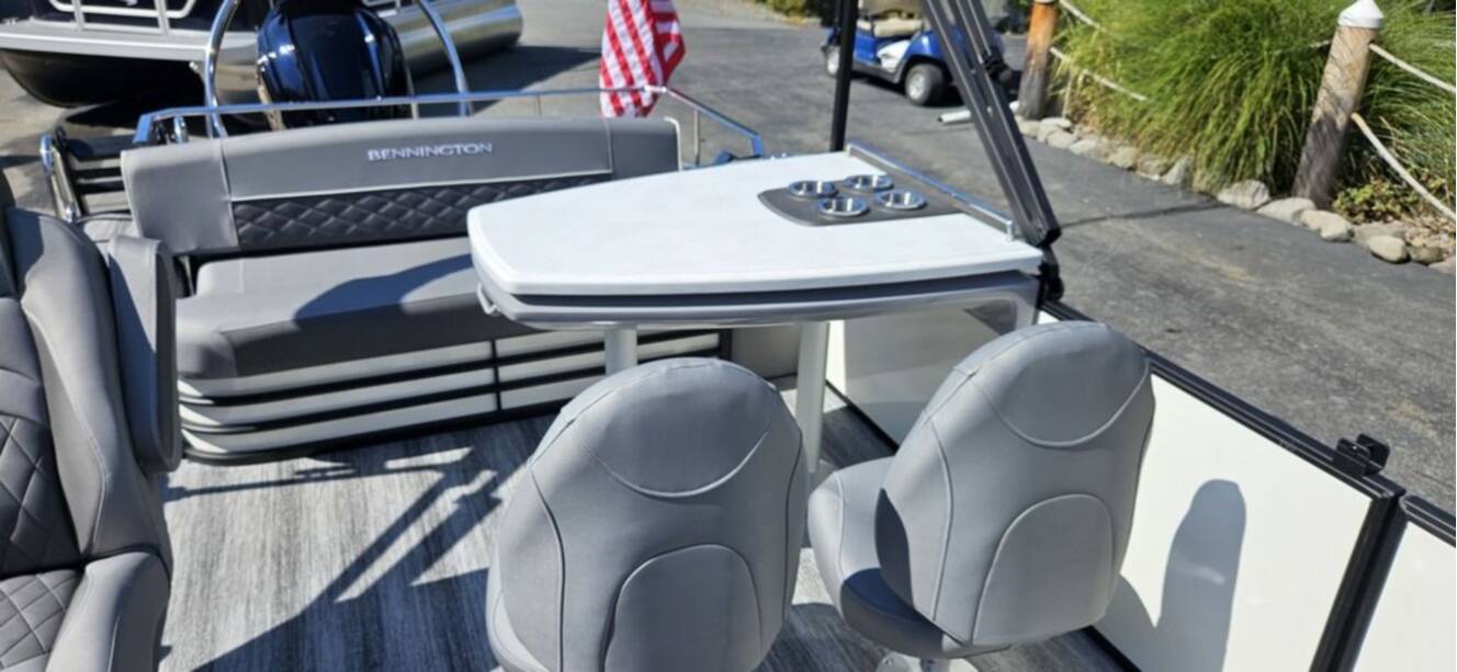 A photo of this 2026 Bennington L Swingback 24 LSB