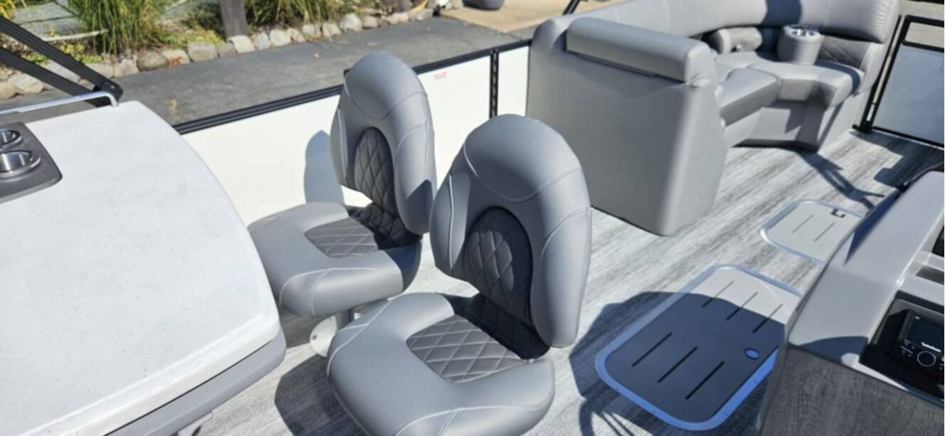 A photo of this 2026 Bennington L Swingback 24 LSB