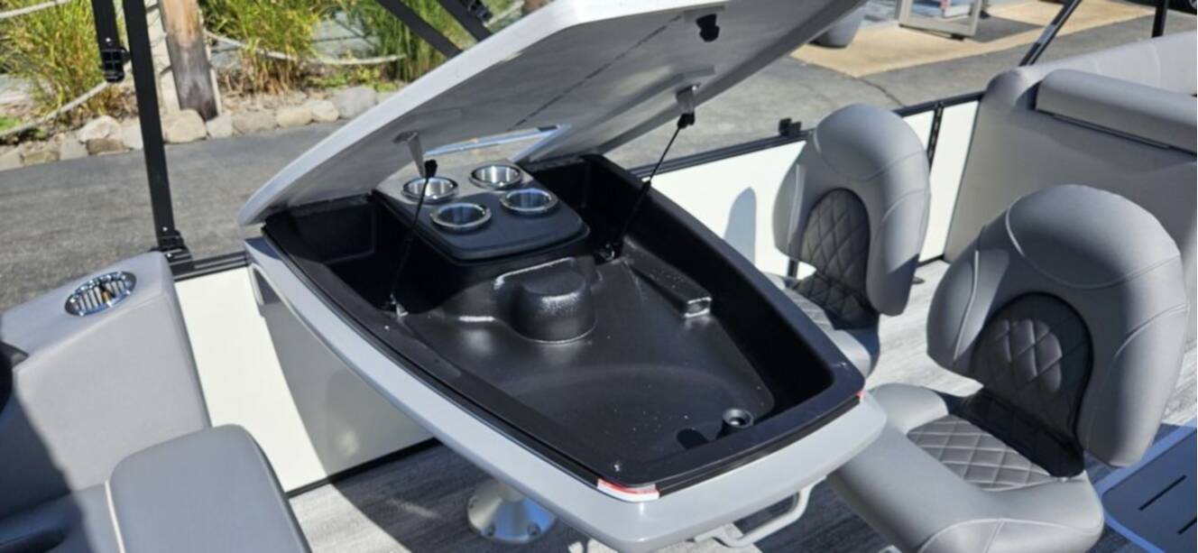 A photo of this 2026 Bennington L Swingback 24 LSB