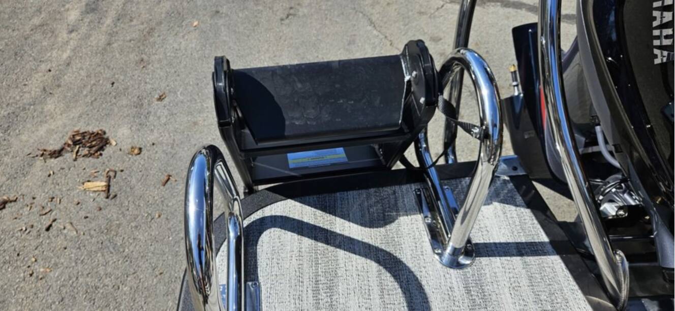 A photo of this 2026 Bennington L Swingback 24 LSB