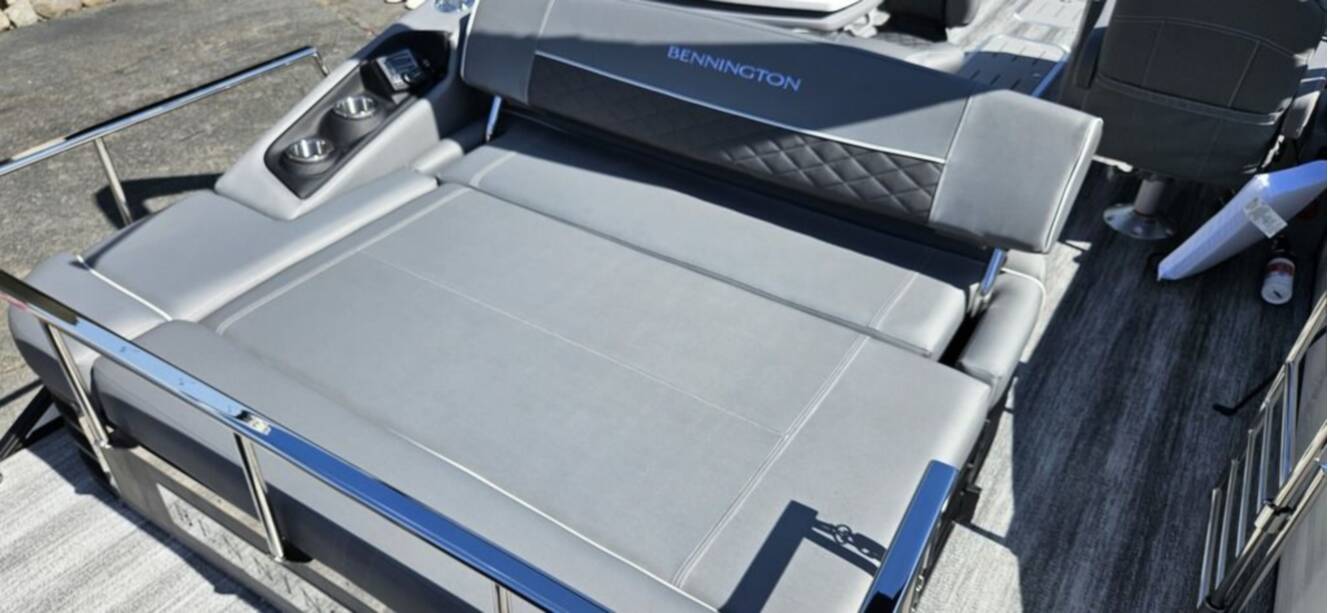 A photo of this 2026 Bennington L Swingback 24 LSB
