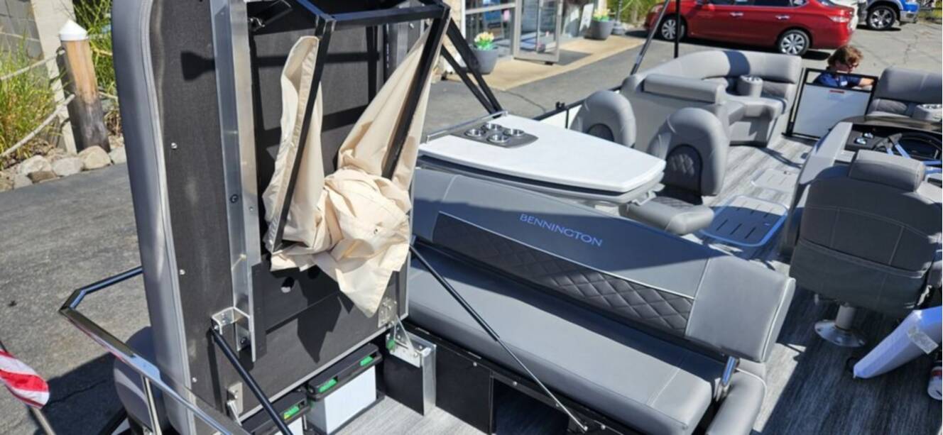 A photo of this 2026 Bennington L Swingback 24 LSB