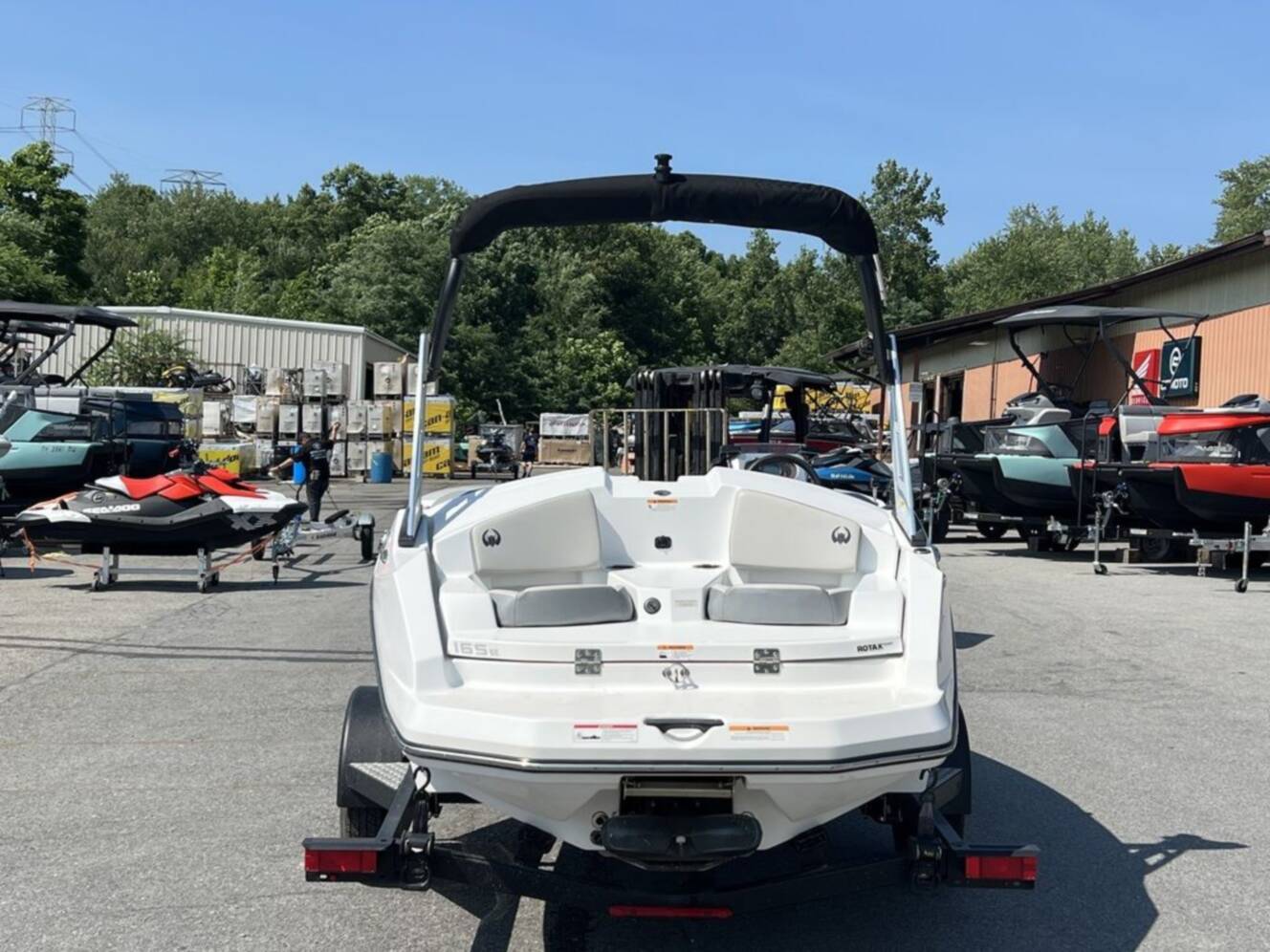 A photo of this 2025 Scarab 165 SE