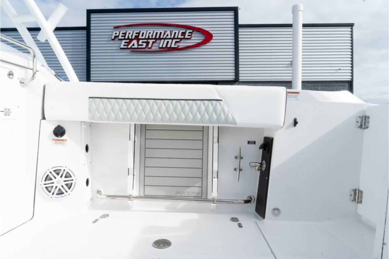 A photo of this 2024 Blackfin 272DC