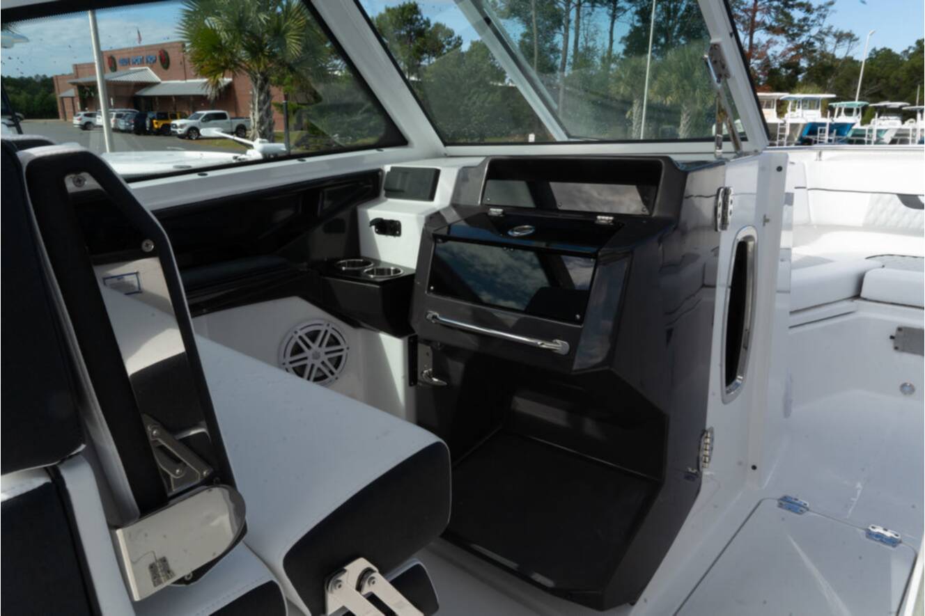 A photo of this 2024 Blackfin 272DC