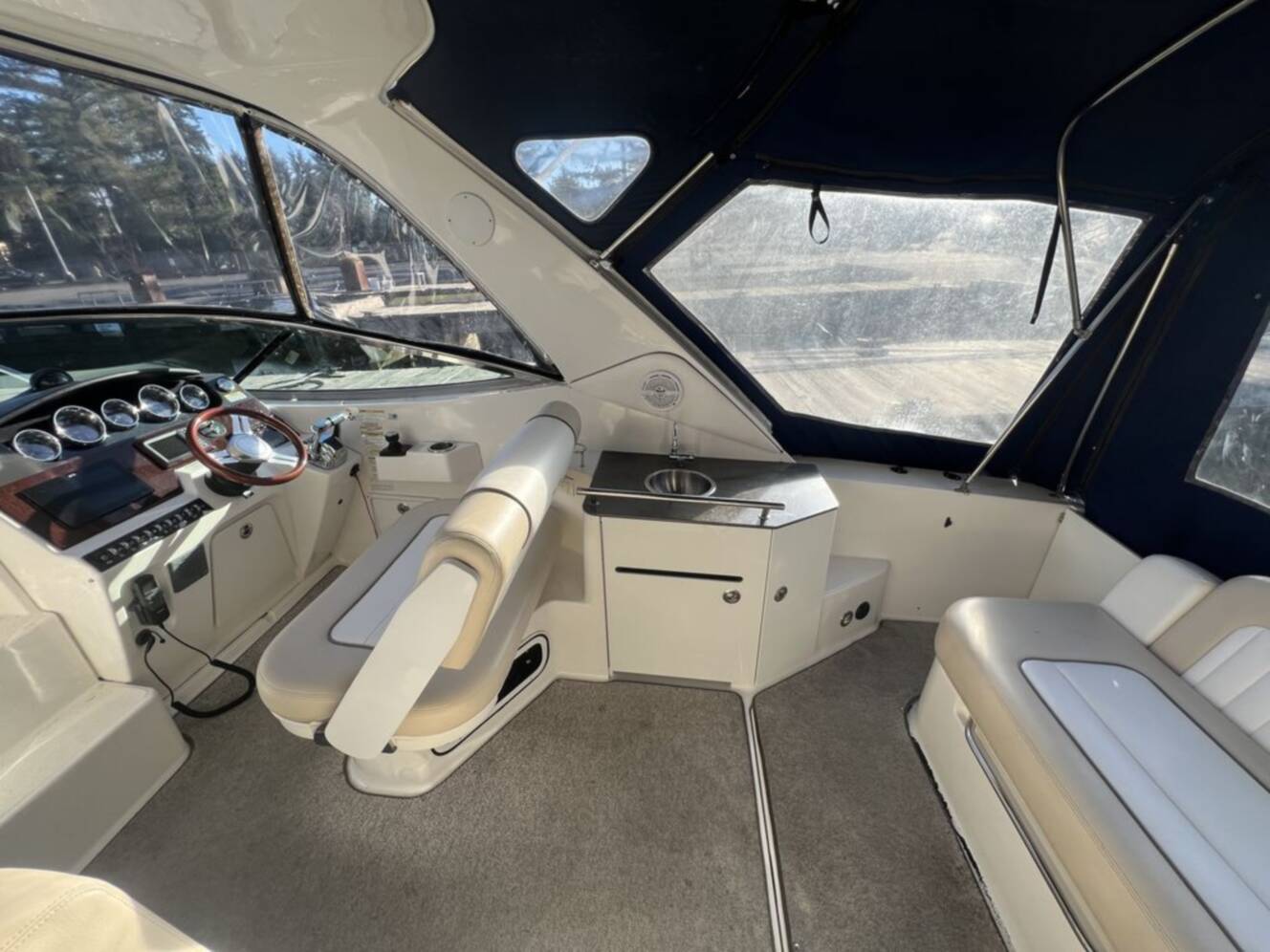 A photo of this 2013 Sea Ray 310 Sundancer