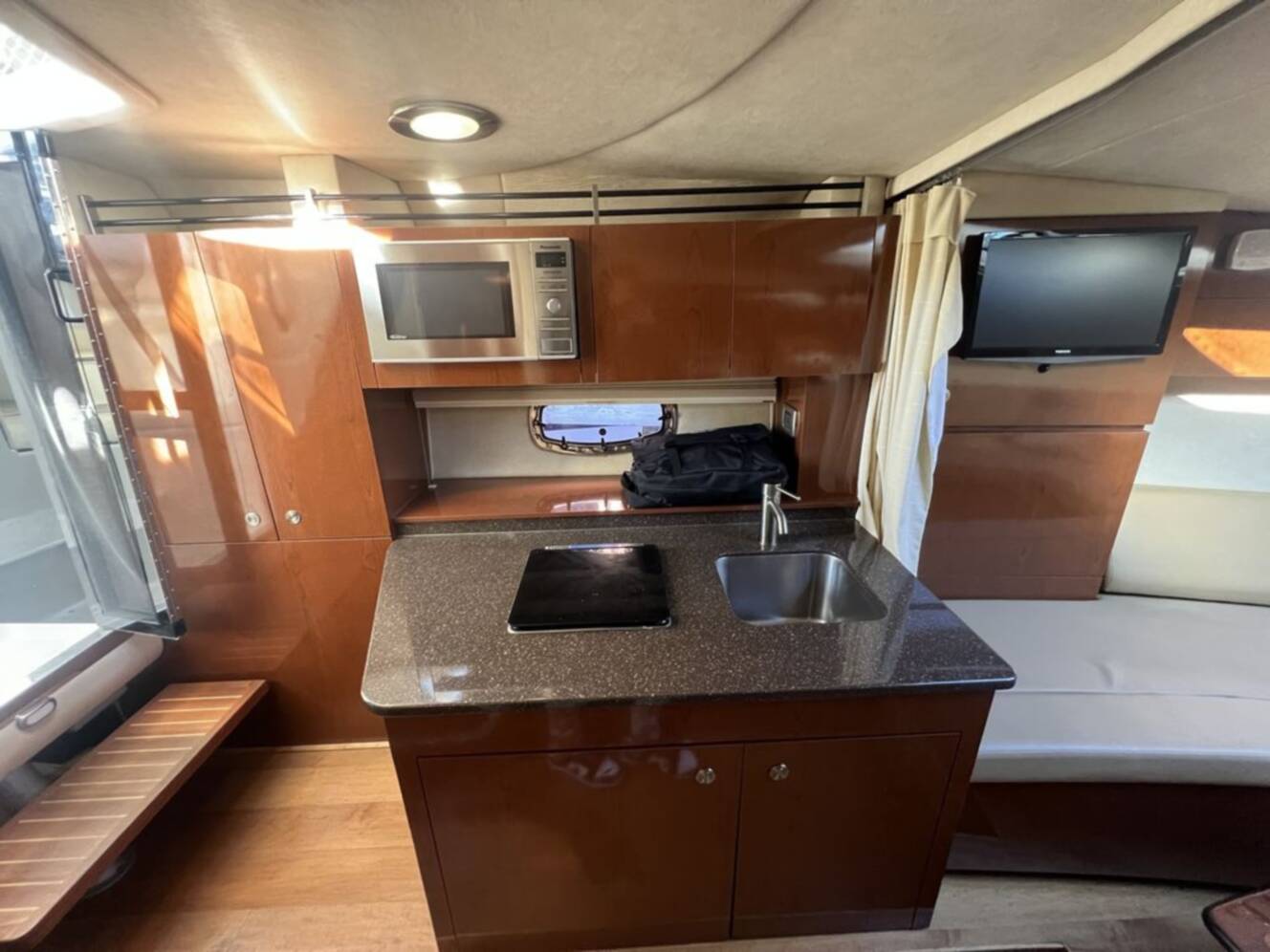 A photo of this 2013 Sea Ray 310 Sundancer