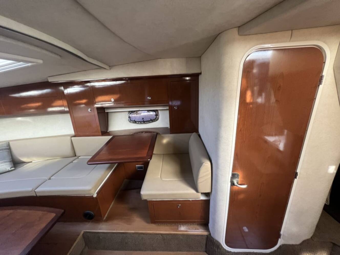 A photo of this 2013 Sea Ray 310 Sundancer