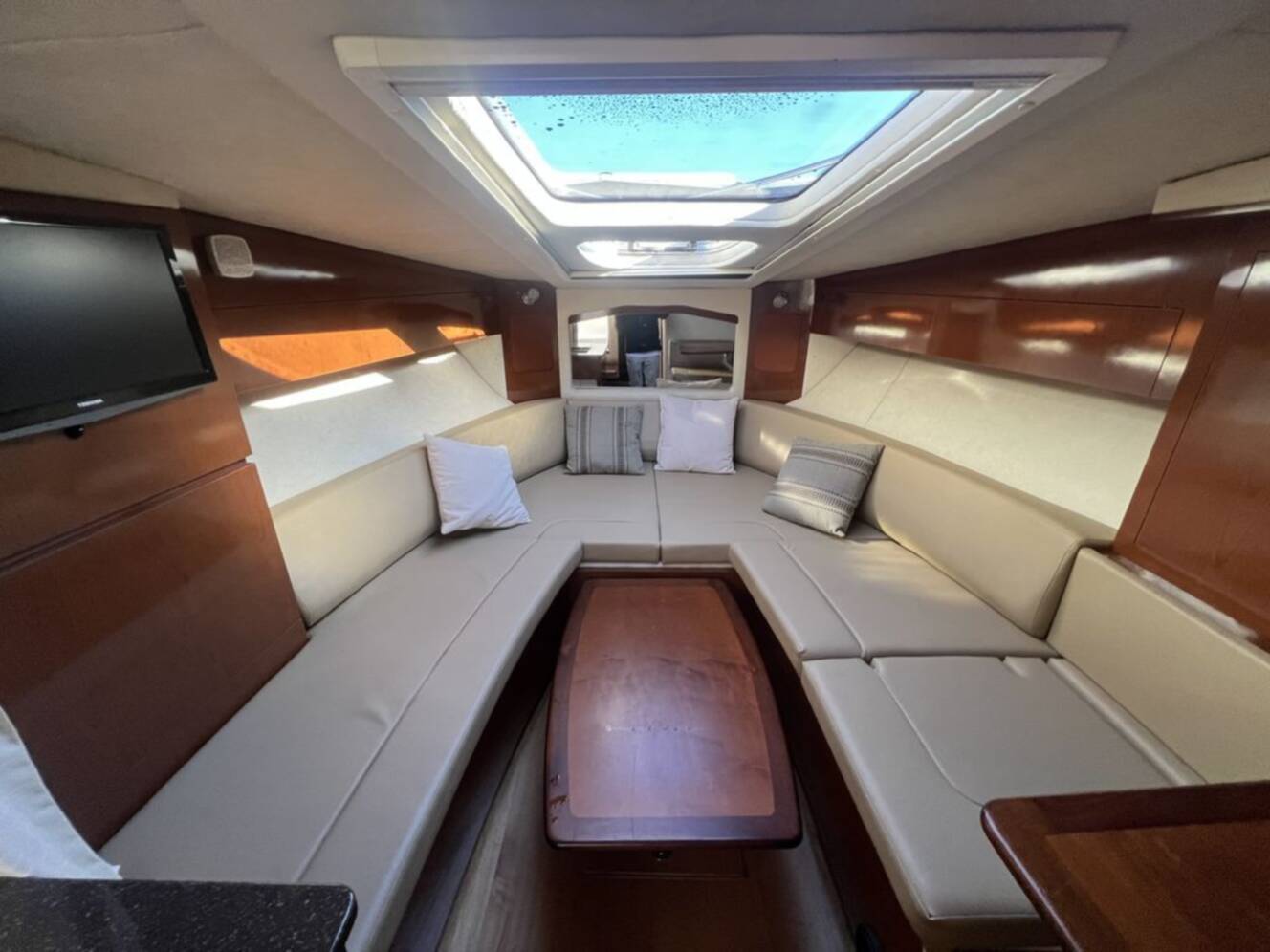 A photo of this 2013 Sea Ray 310 Sundancer