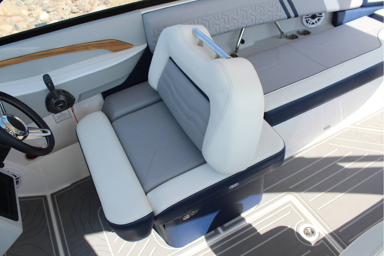 A photo of this 2026 Regal LS9 Surf Ultimate
