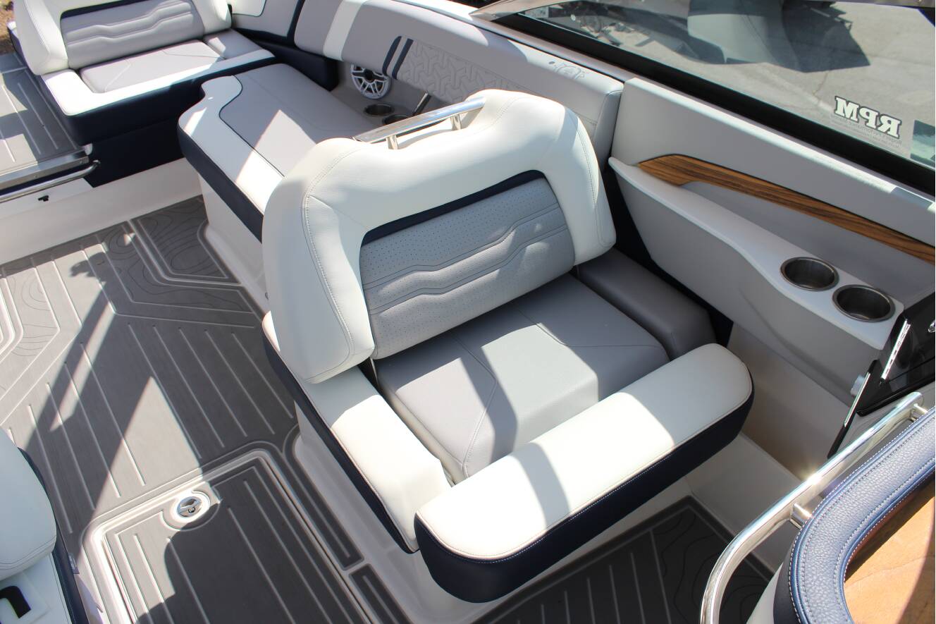 A photo of this 2026 Regal LS9 Surf Ultimate
