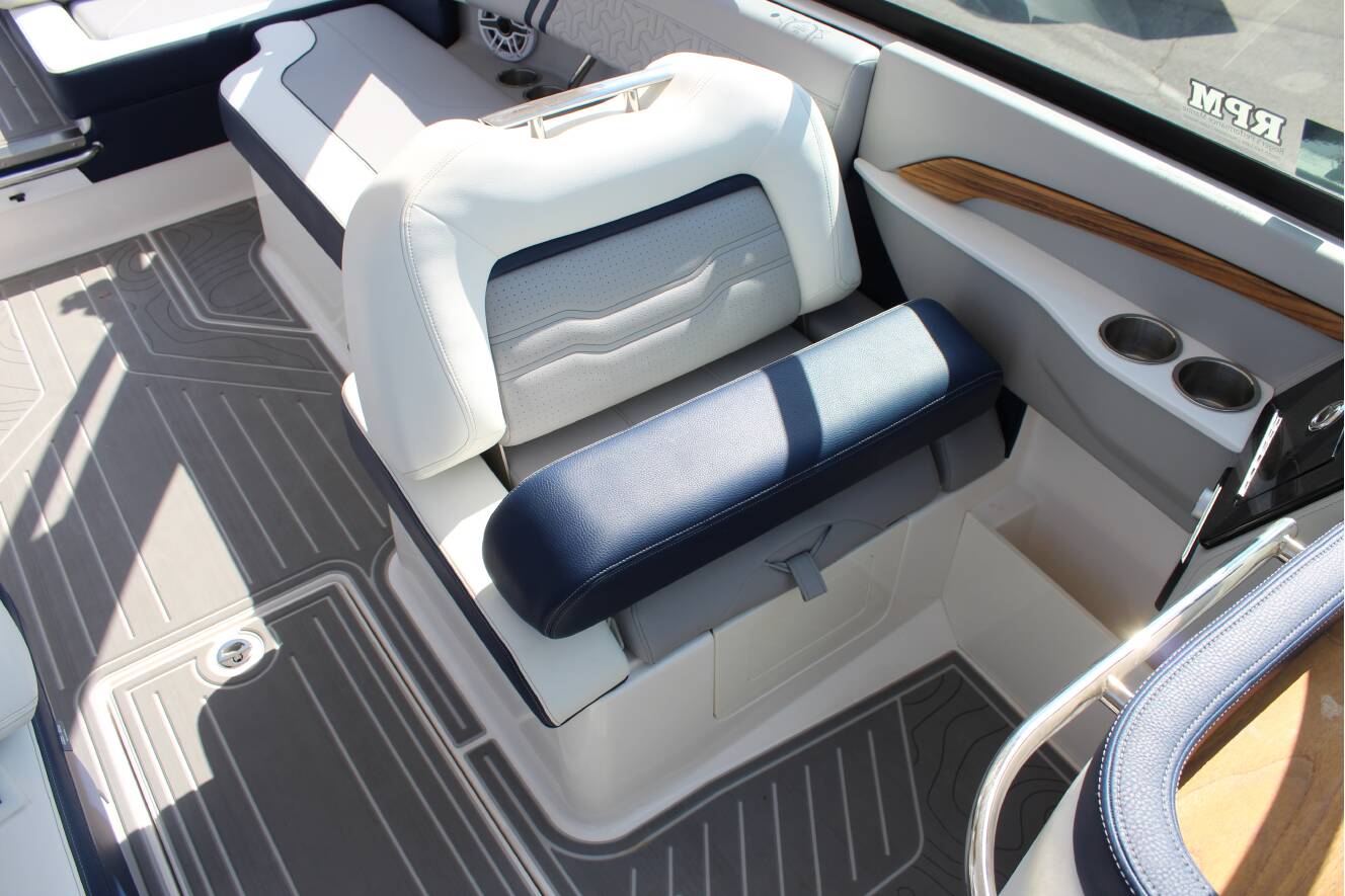 A photo of this 2026 Regal LS9 Surf Ultimate