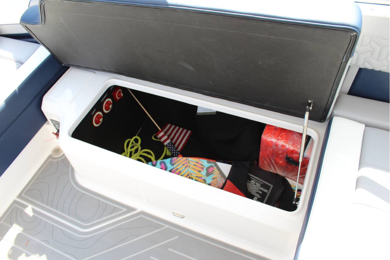 A photo of this 2026 Regal LS9 Surf Ultimate