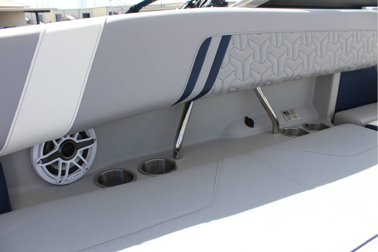 A photo of this 2026 Regal LS9 Surf Ultimate