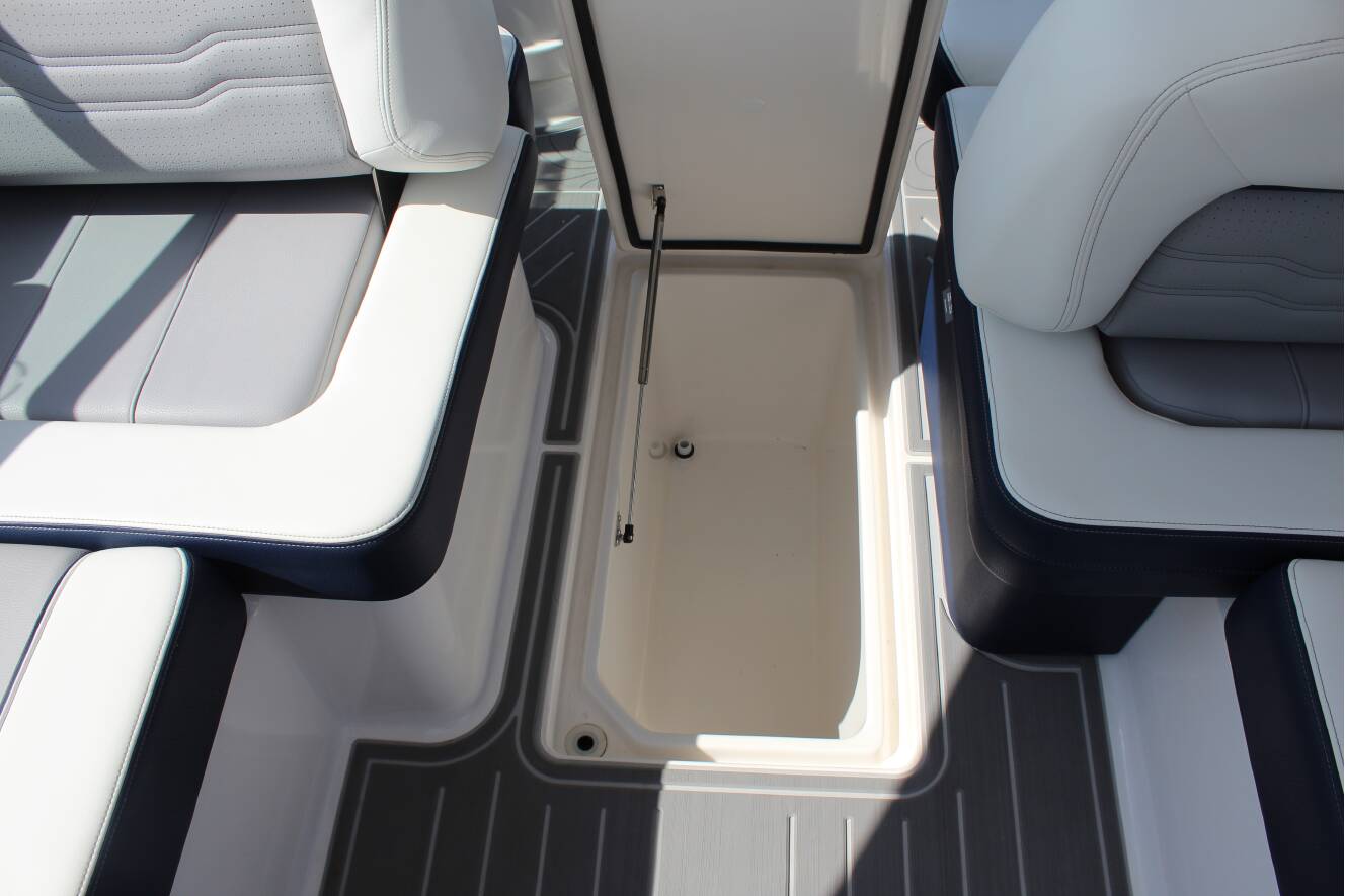 A photo of this 2026 Regal LS9 Surf Ultimate