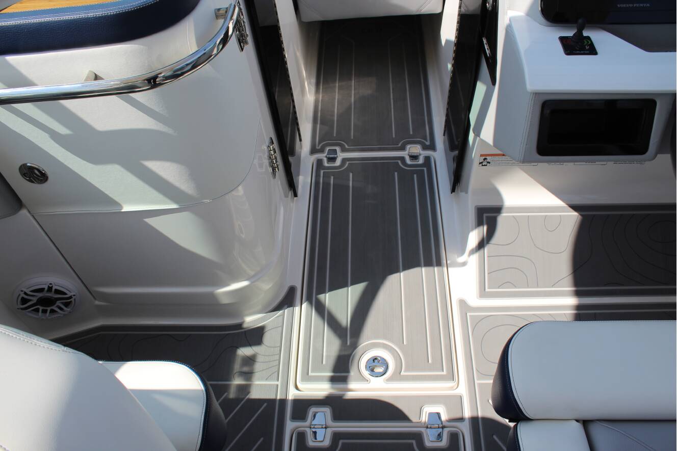 A photo of this 2026 Regal LS9 Surf Ultimate