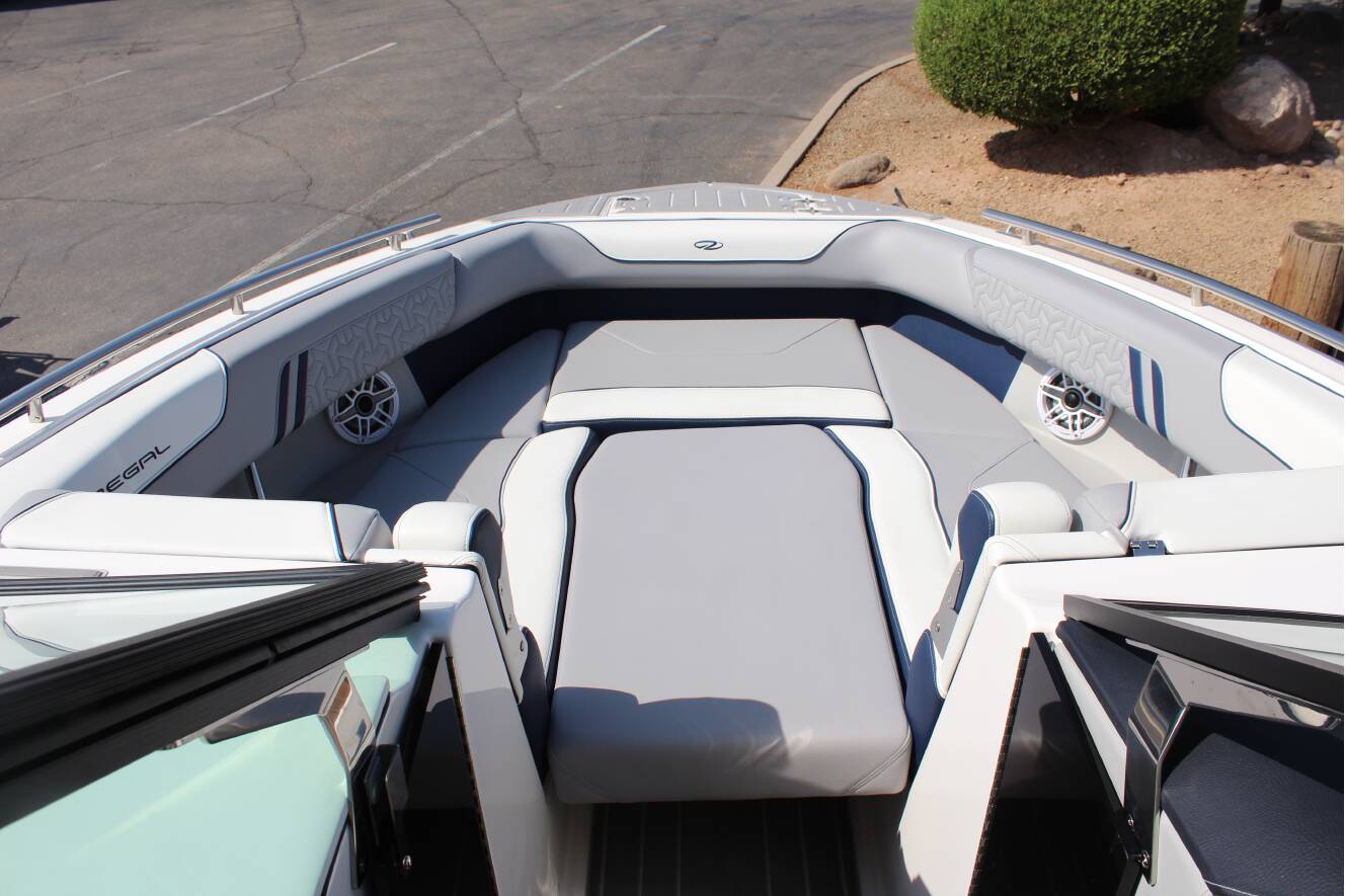 A photo of this 2026 Regal LS9 Surf Ultimate