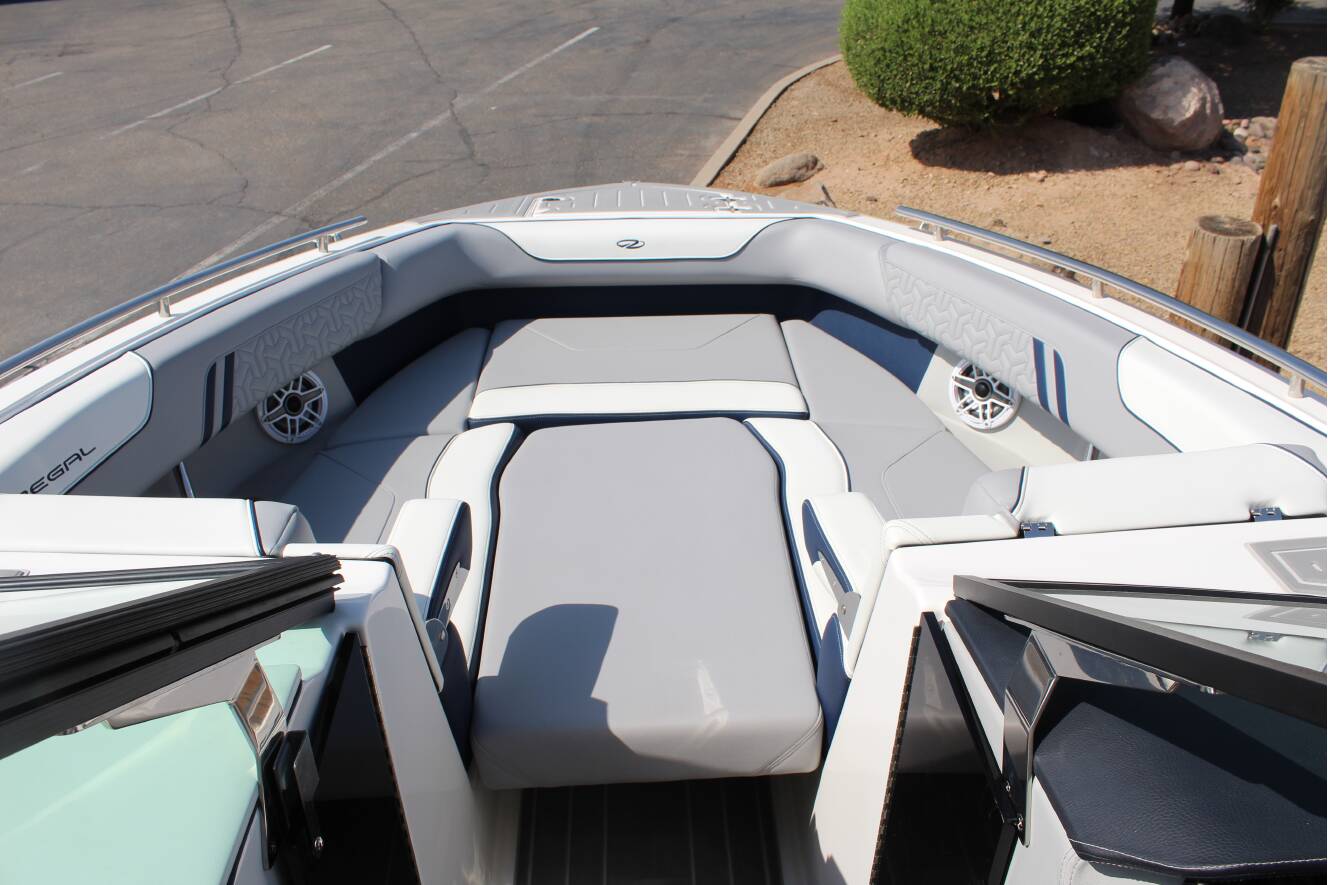 A photo of this 2026 Regal LS9 Surf Ultimate