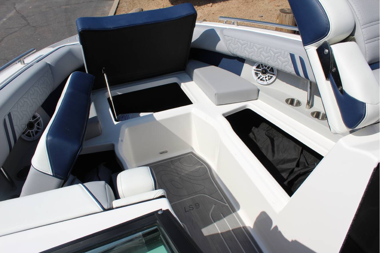 A photo of this 2026 Regal LS9 Surf Ultimate
