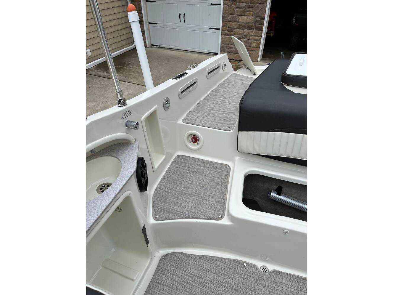 A photo of this 2018 Stingray 235LR