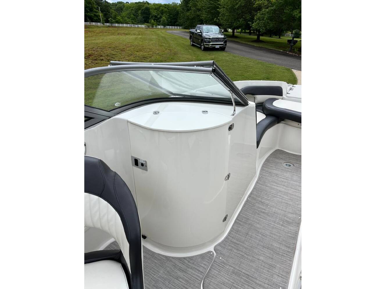 A photo of this 2018 Stingray 235LR