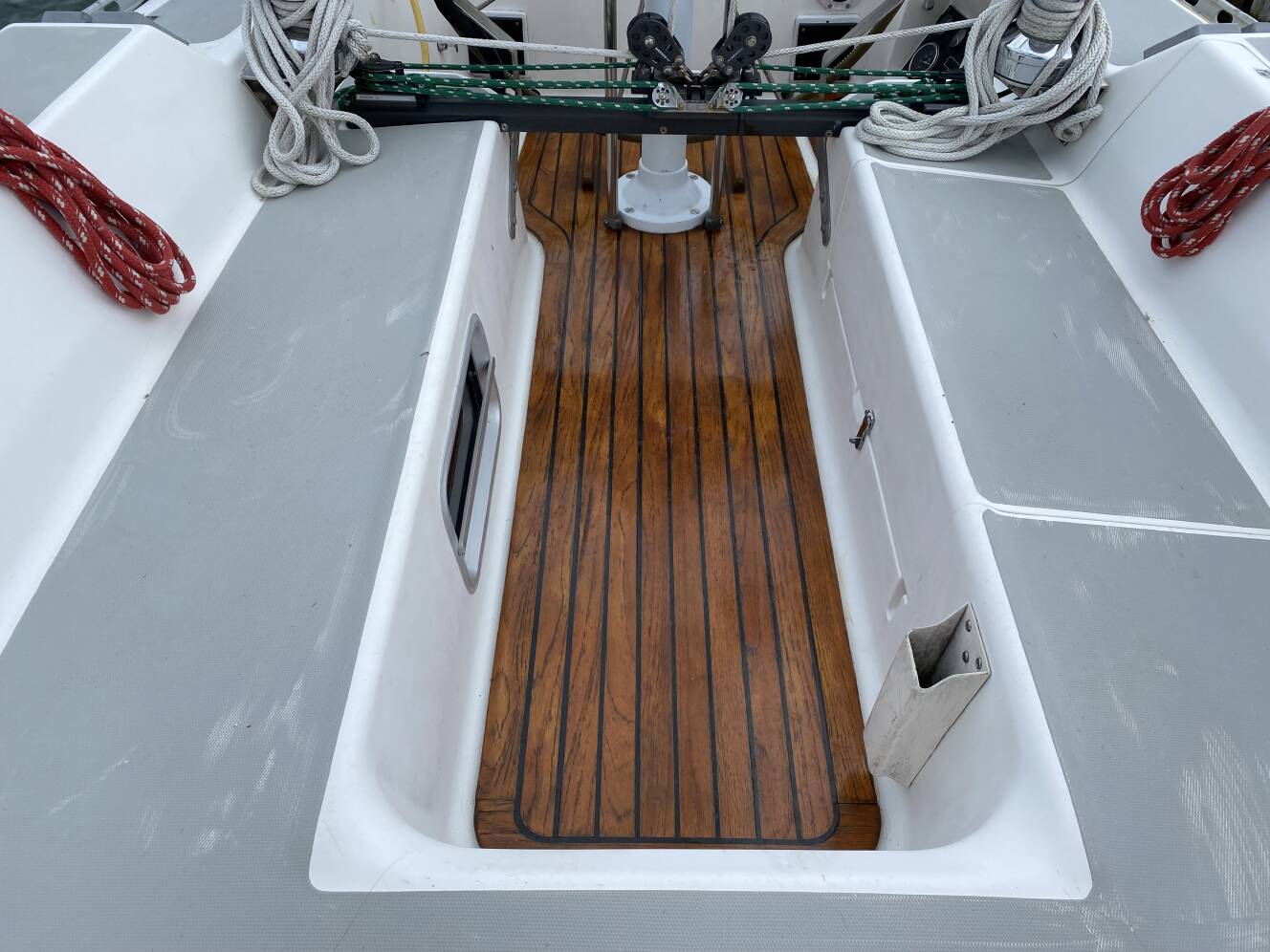 A photo of this 1989 J/Boats J/40