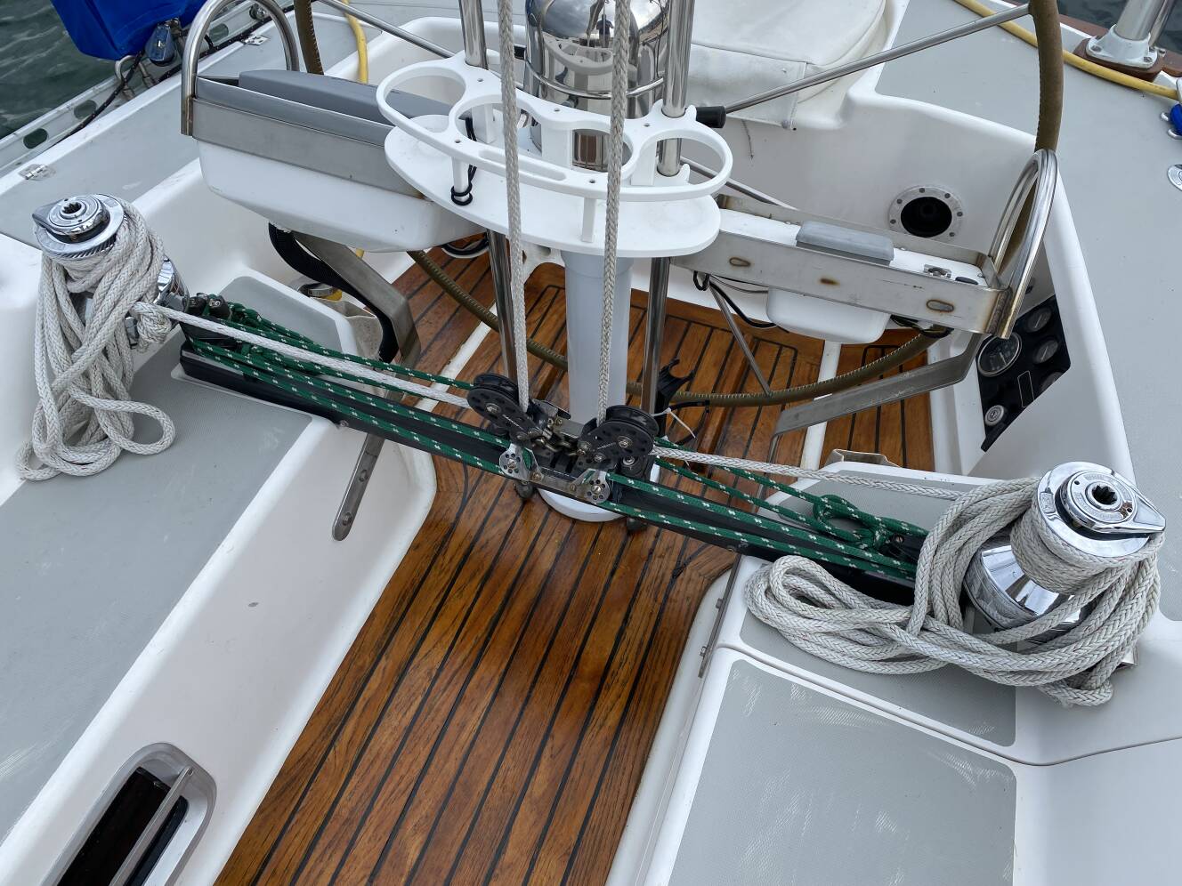A photo of this 1989 J/Boats J/40