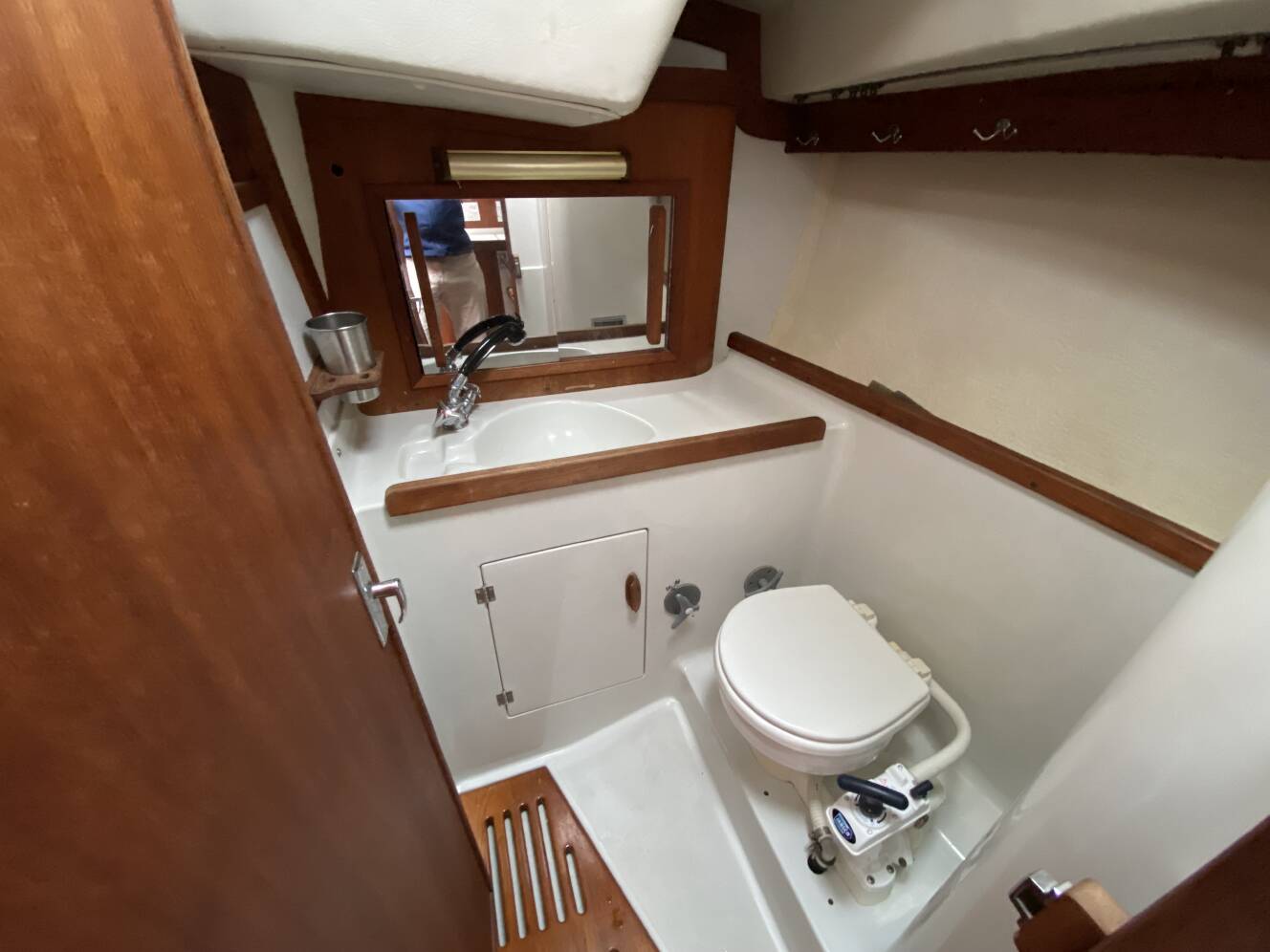 A photo of this 1989 J/Boats J/40