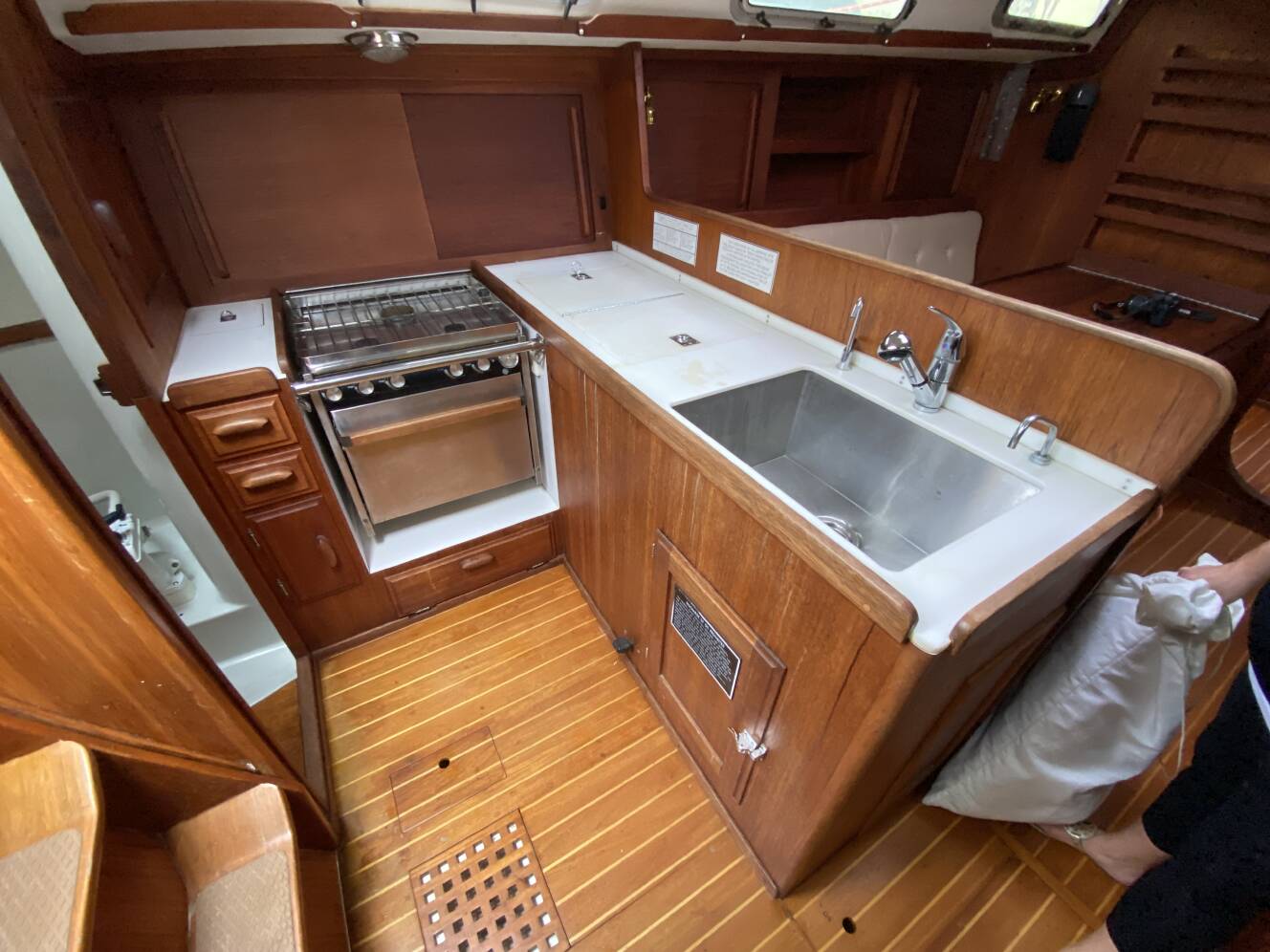 A photo of this 1989 J/Boats J/40