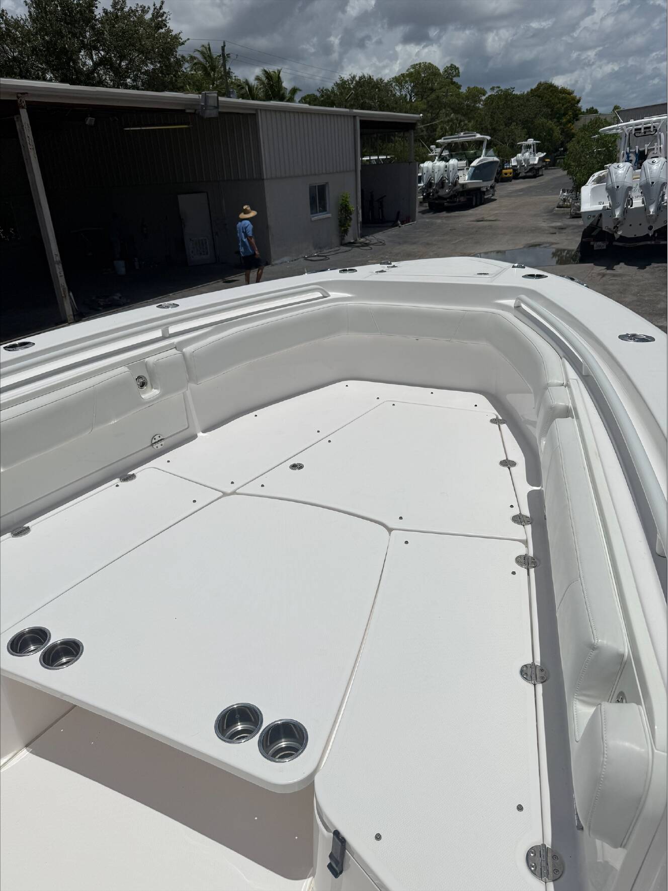 A photo of this 2019 Everglades 355 CC