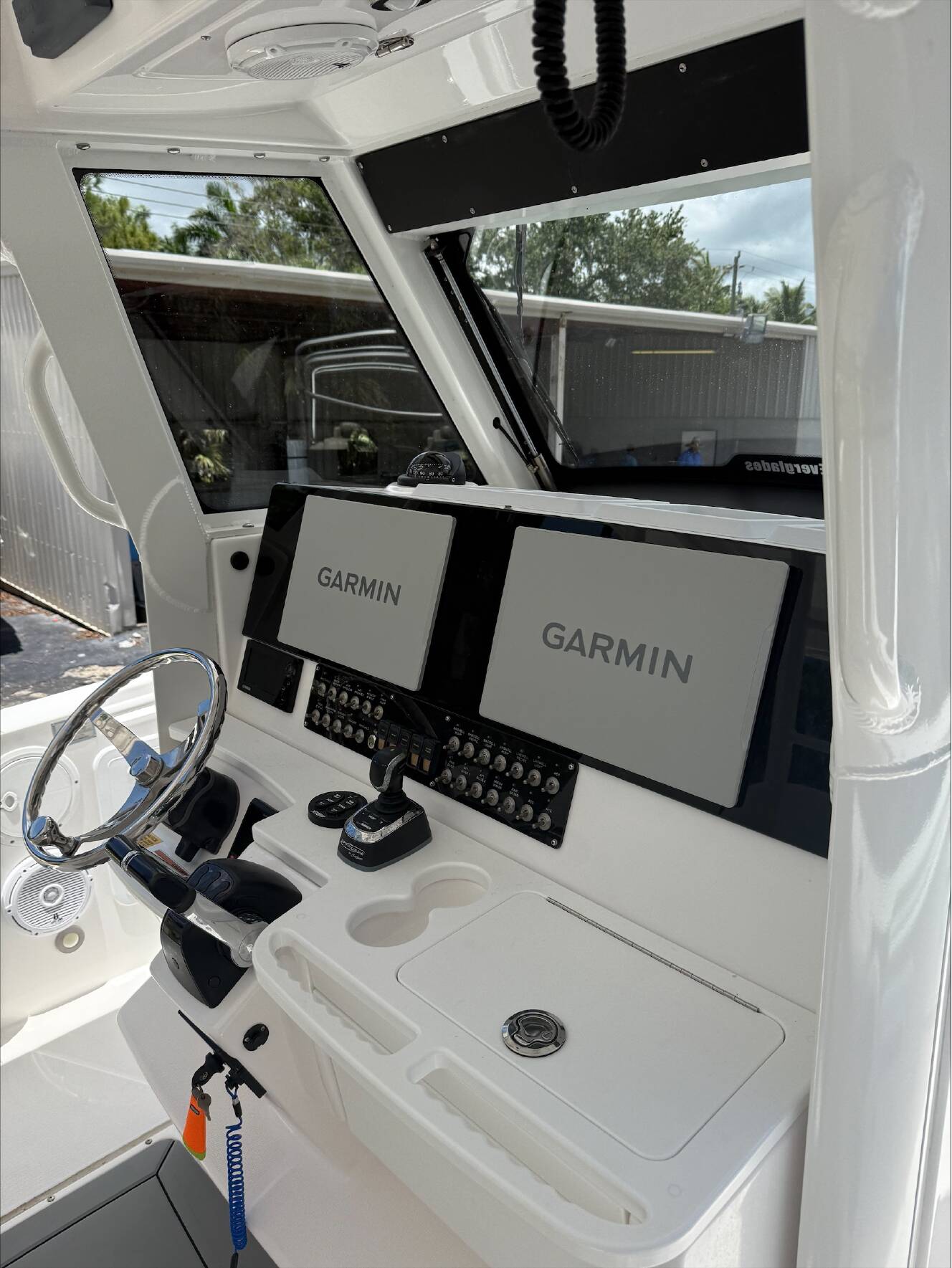 A photo of this 2019 Everglades 355 CC