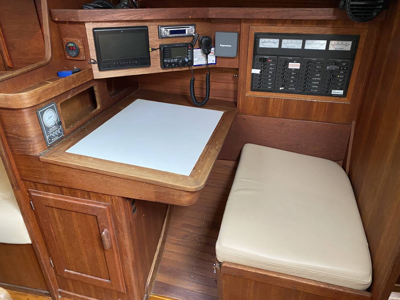 A photo of this 1989 J/Boats J/40