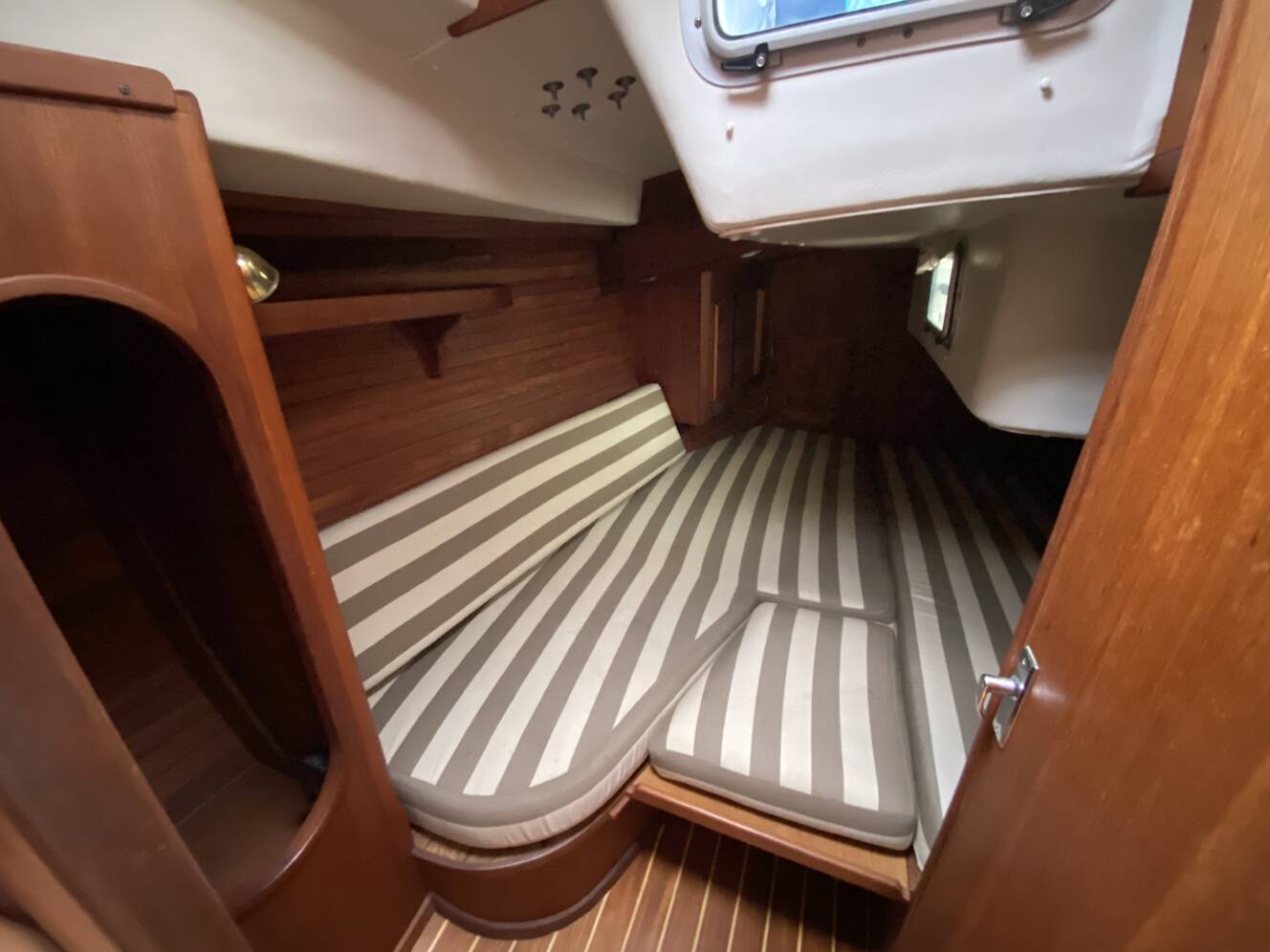 A photo of this 1989 J/Boats J/40