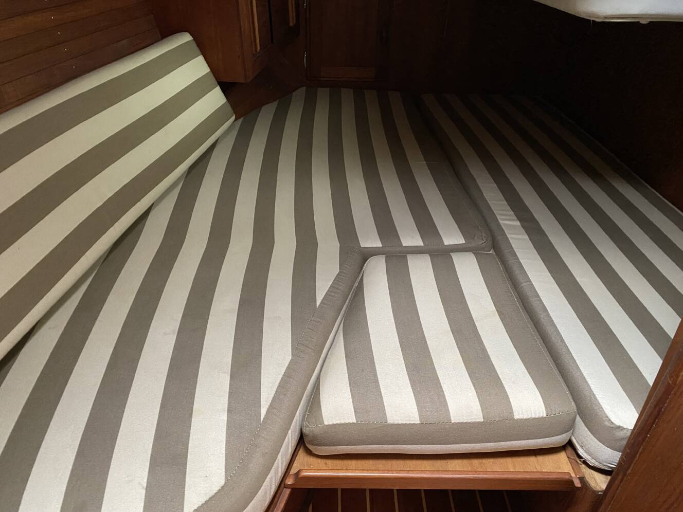 A photo of this 1989 J/Boats J/40